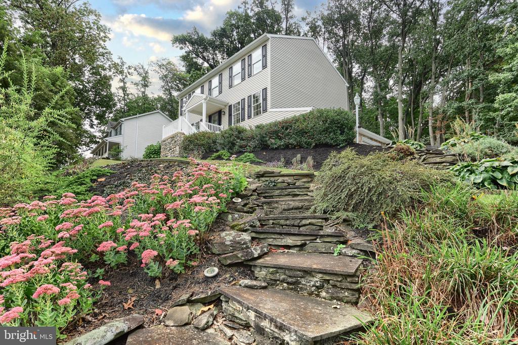 590 WOODSIDE ROAD