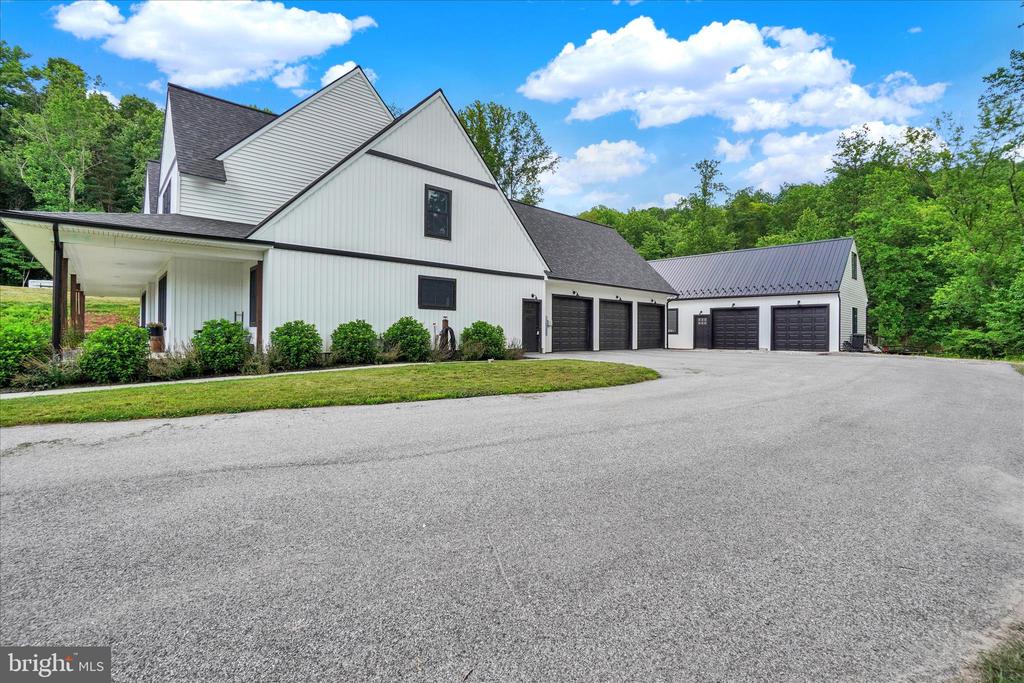 911 N CIRCLE DRIVE