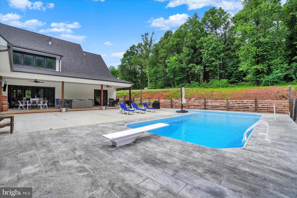 911 N CIRCLE DRIVE