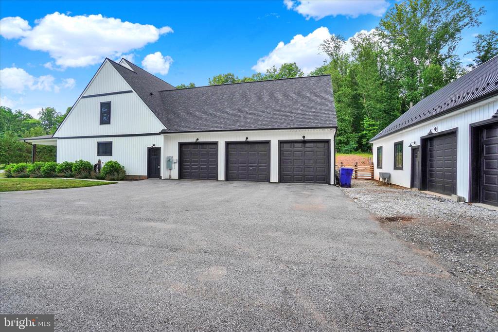911 N CIRCLE DRIVE