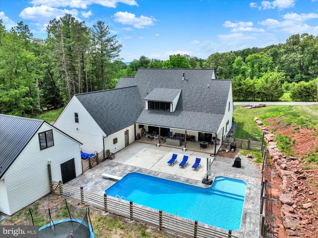 911 N CIRCLE DRIVE