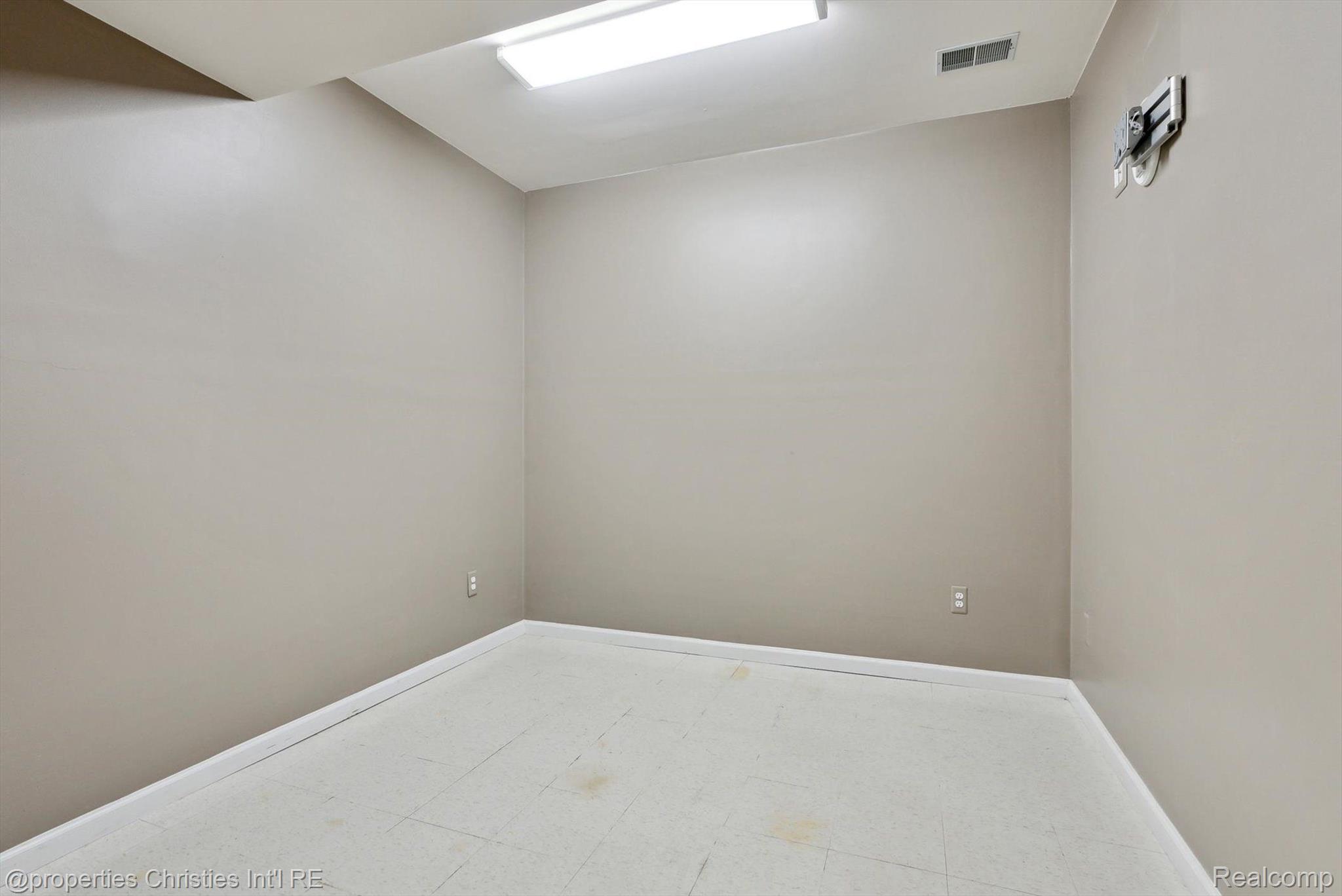 40611 PAISLEY Circle