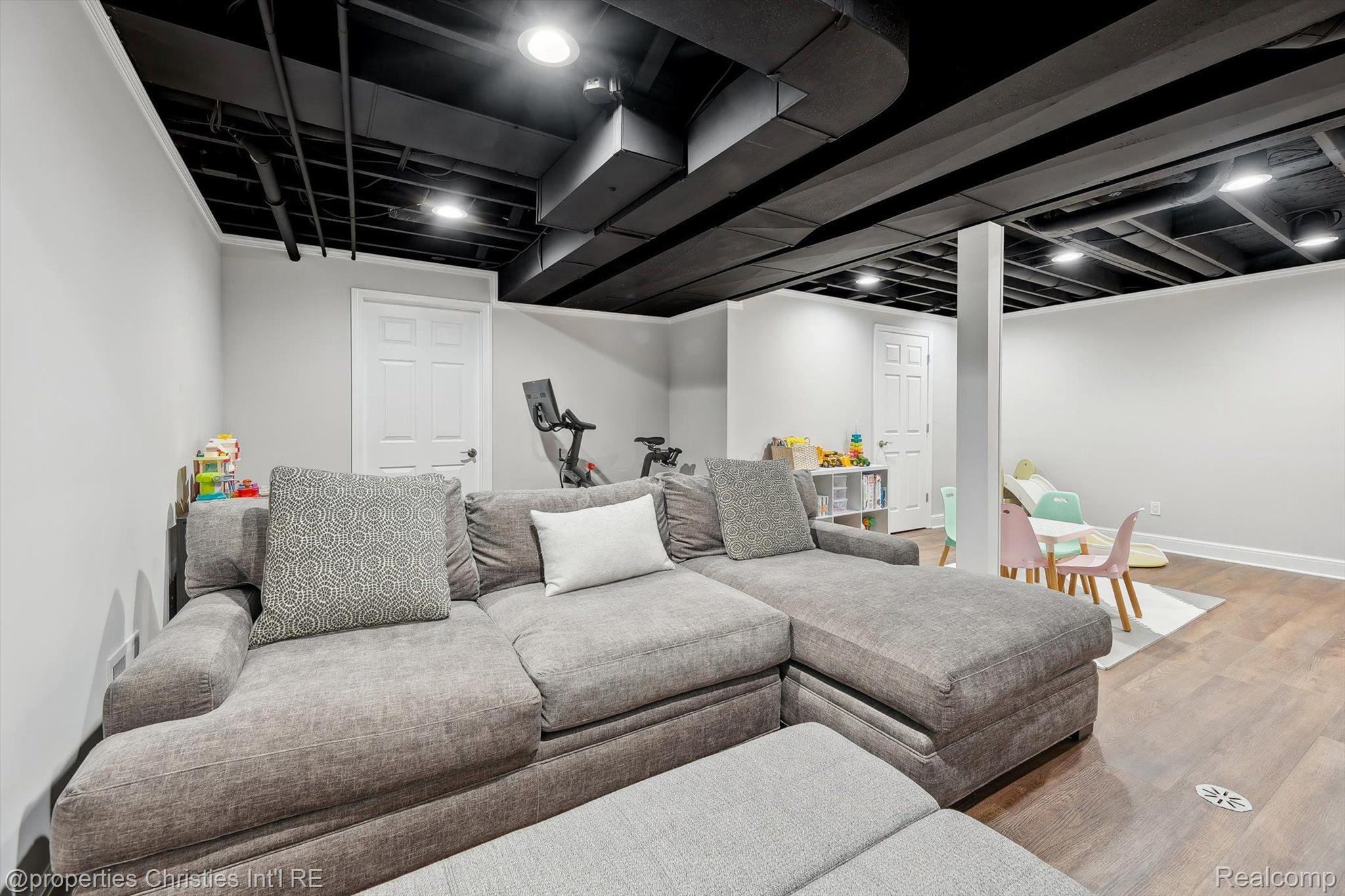 17305 LAUREL Drive