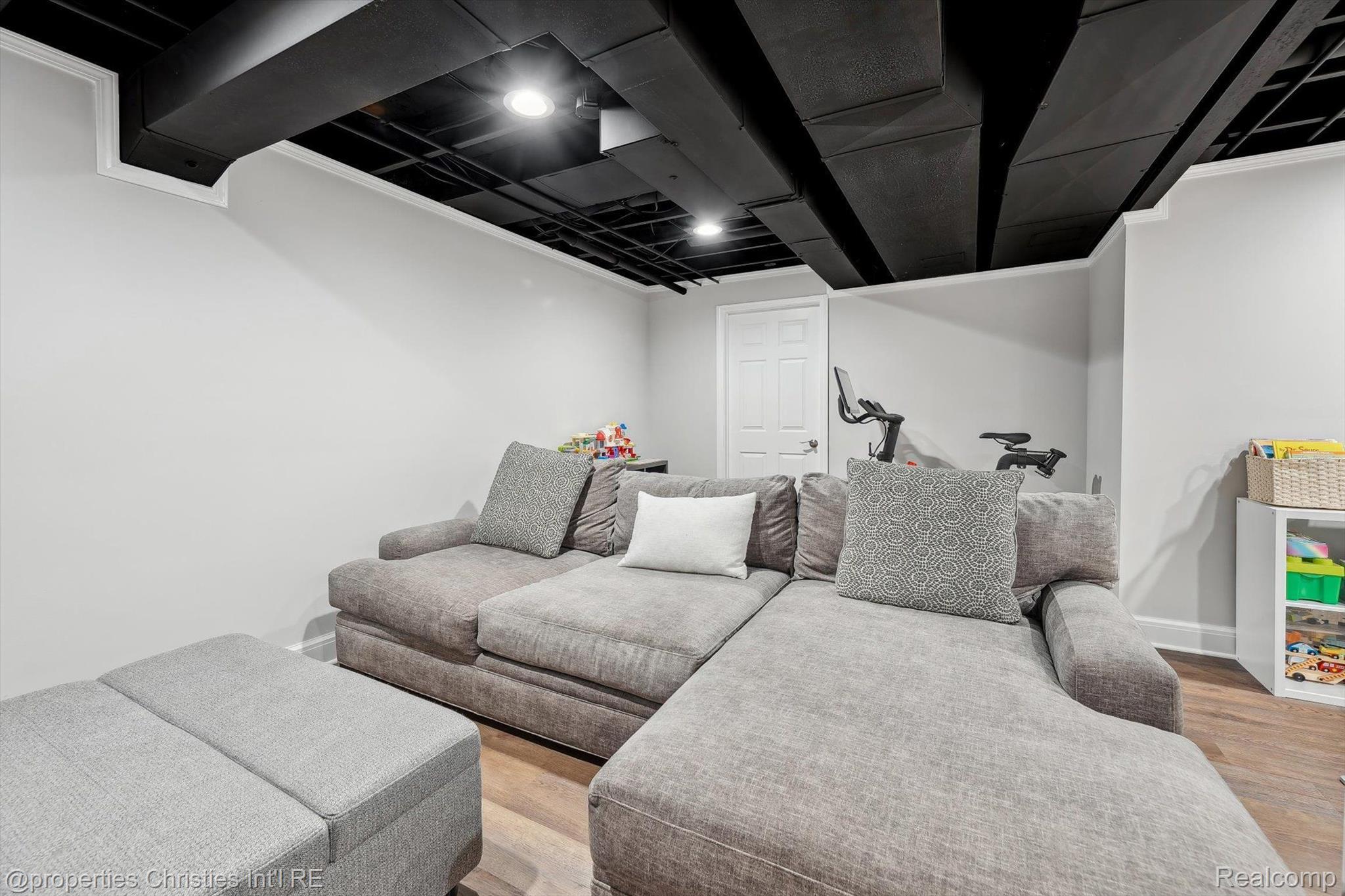 17305 LAUREL Drive