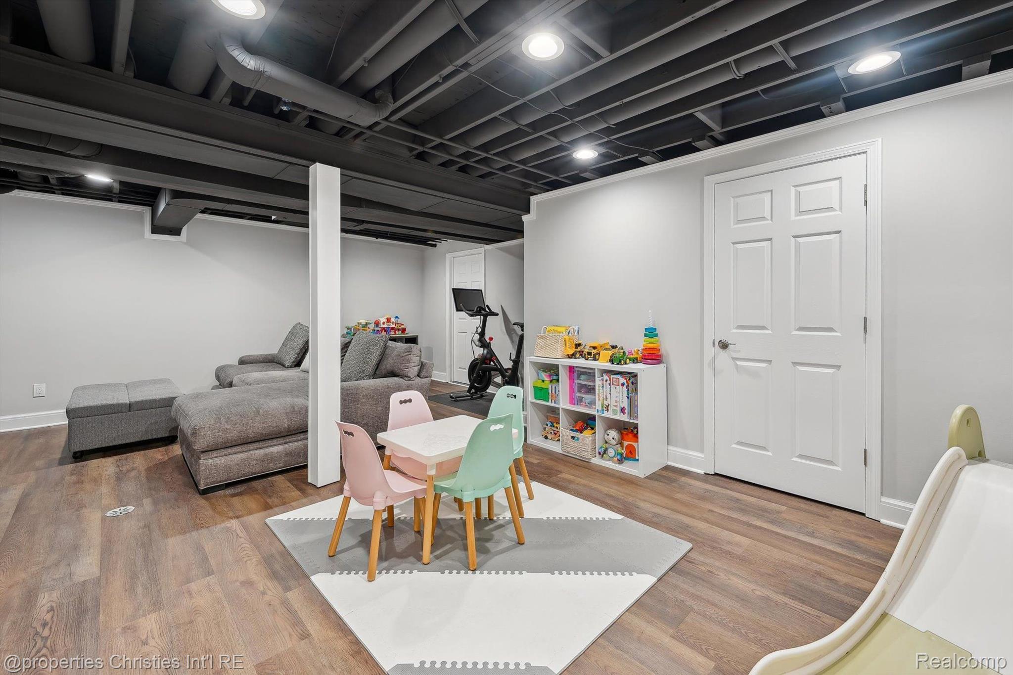 17305 LAUREL Drive