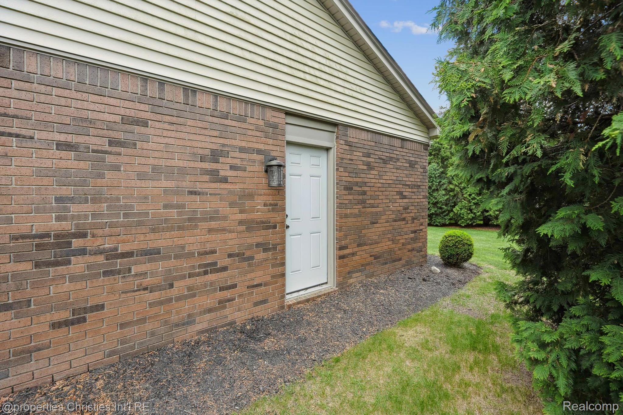 17305 LAUREL Drive
