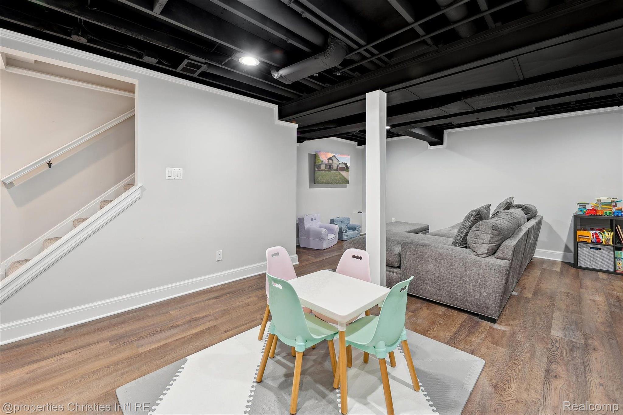 17305 LAUREL Drive