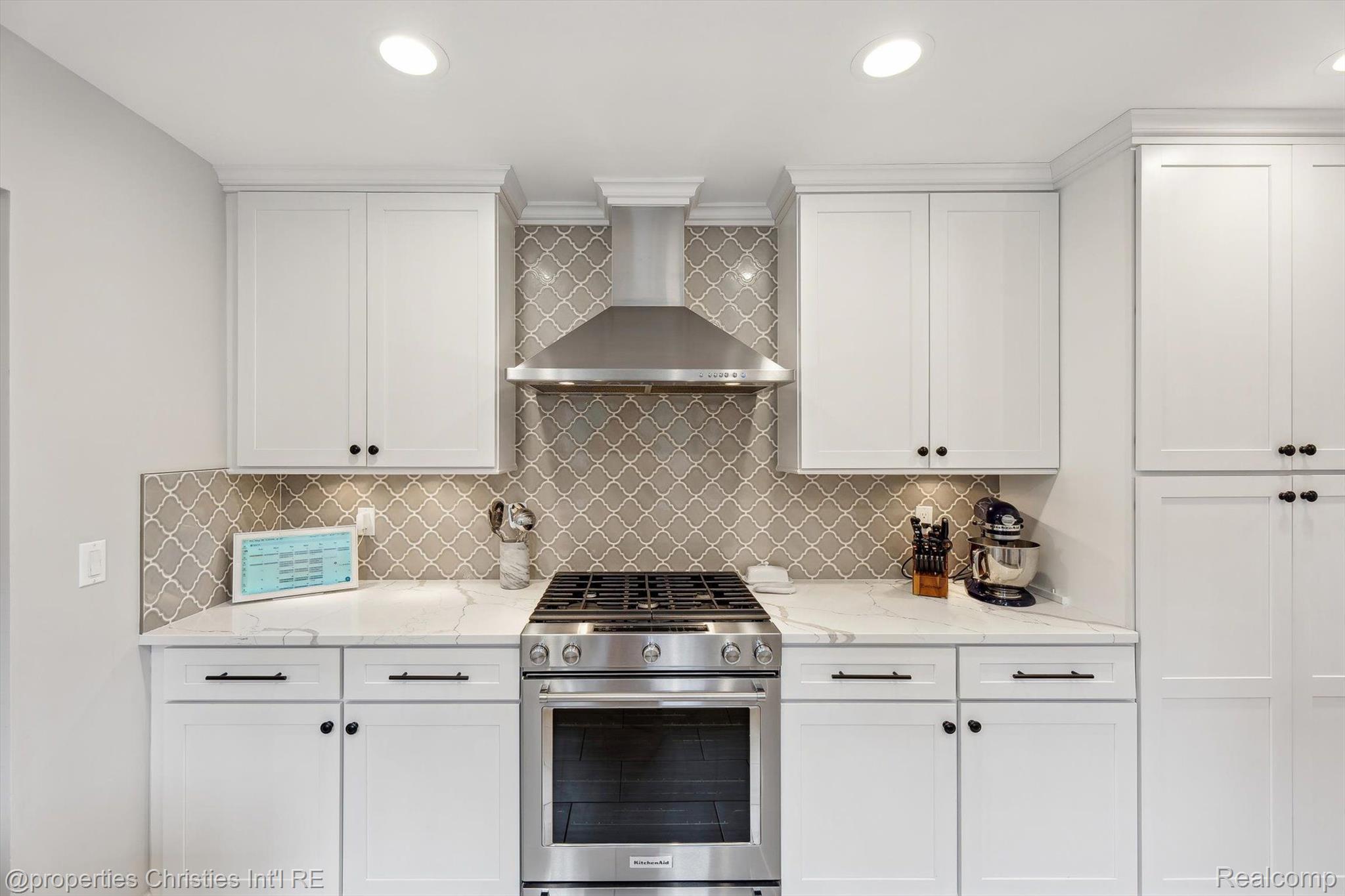 17305 LAUREL Drive