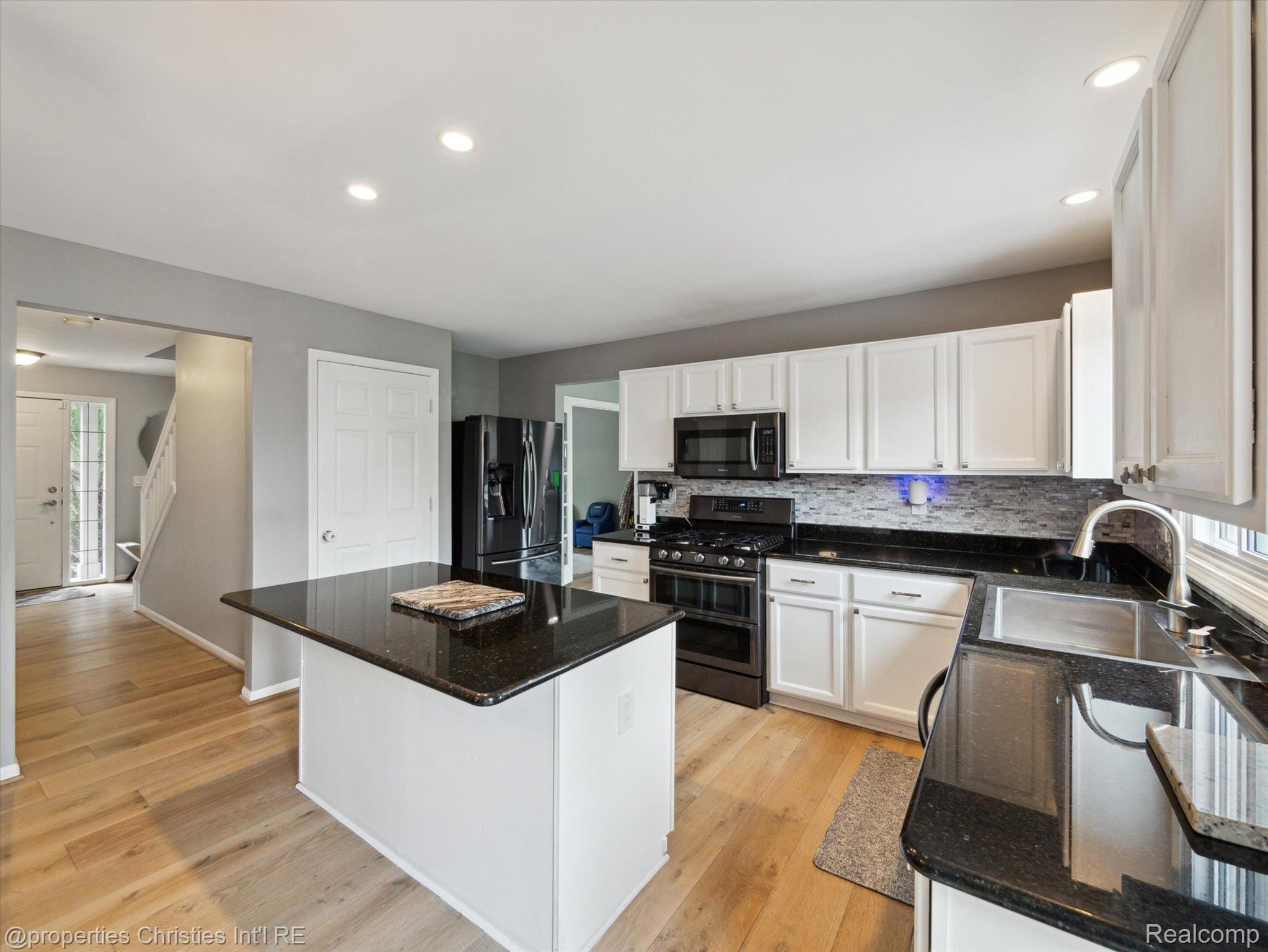 42962 SANDSTONE Drive