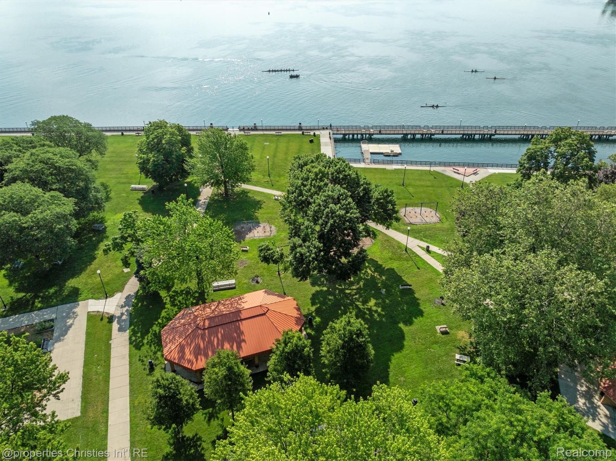 29 Superior Boulevard