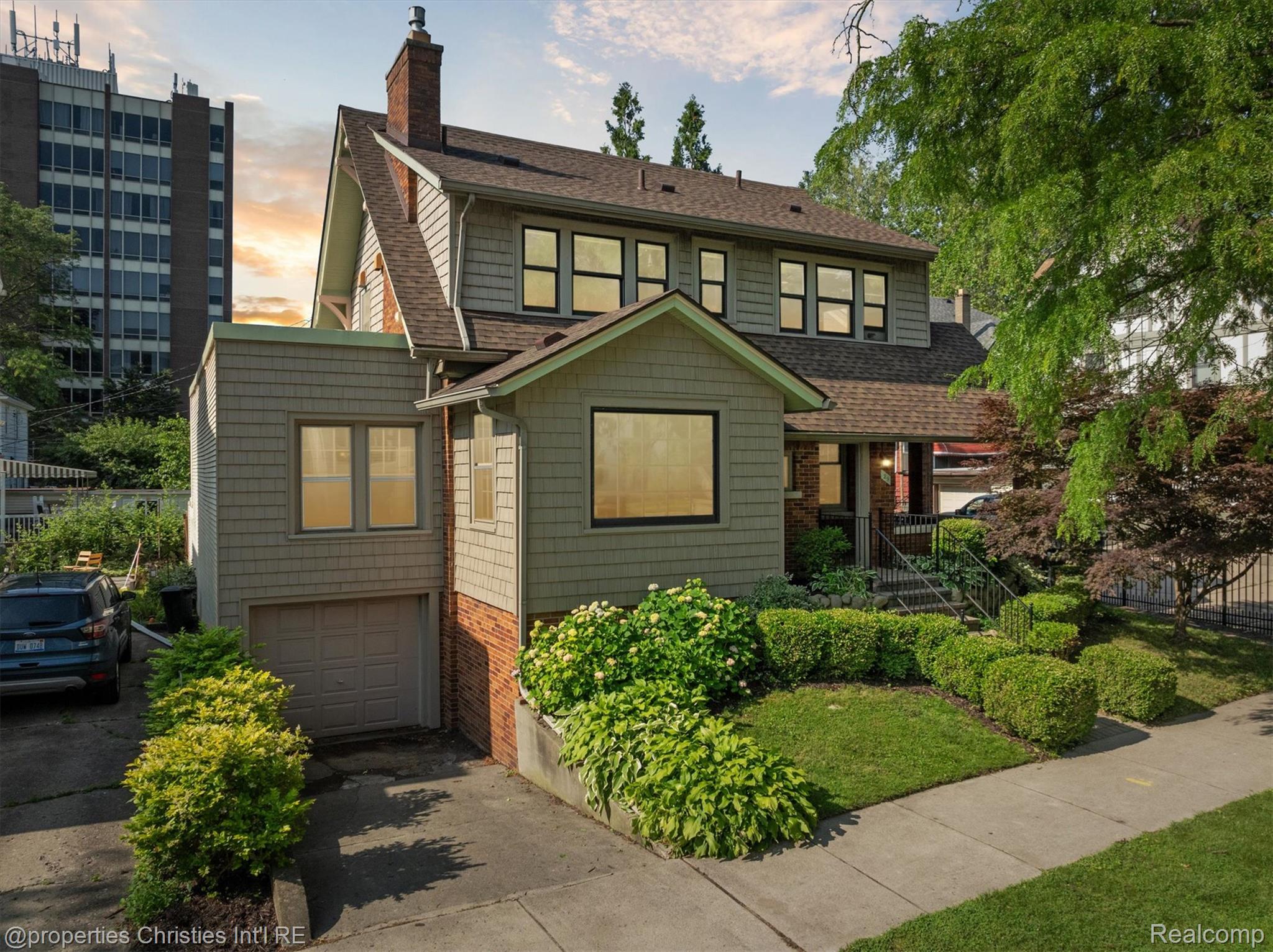 29 Superior Boulevard