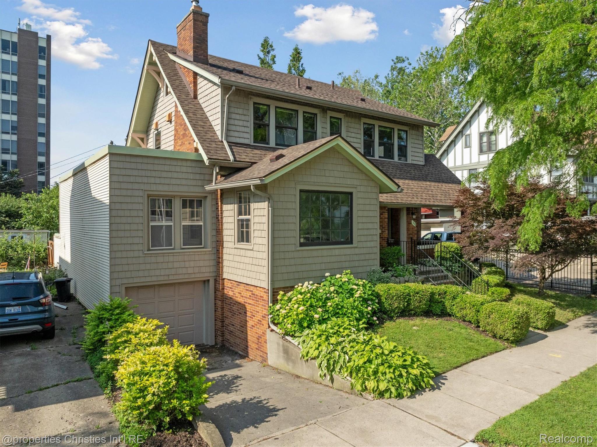 29 Superior Boulevard