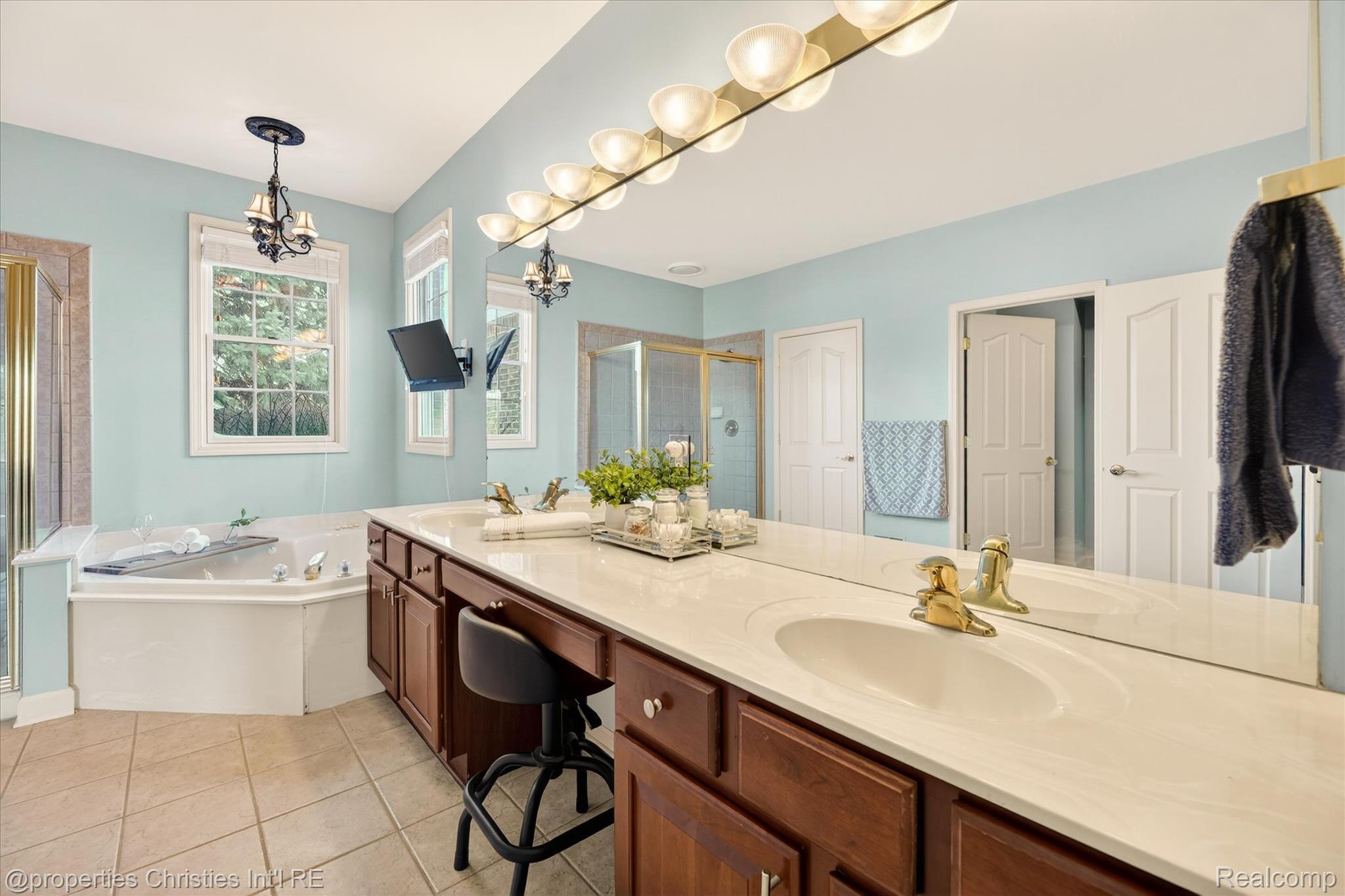 16224 Oak Forest Court W