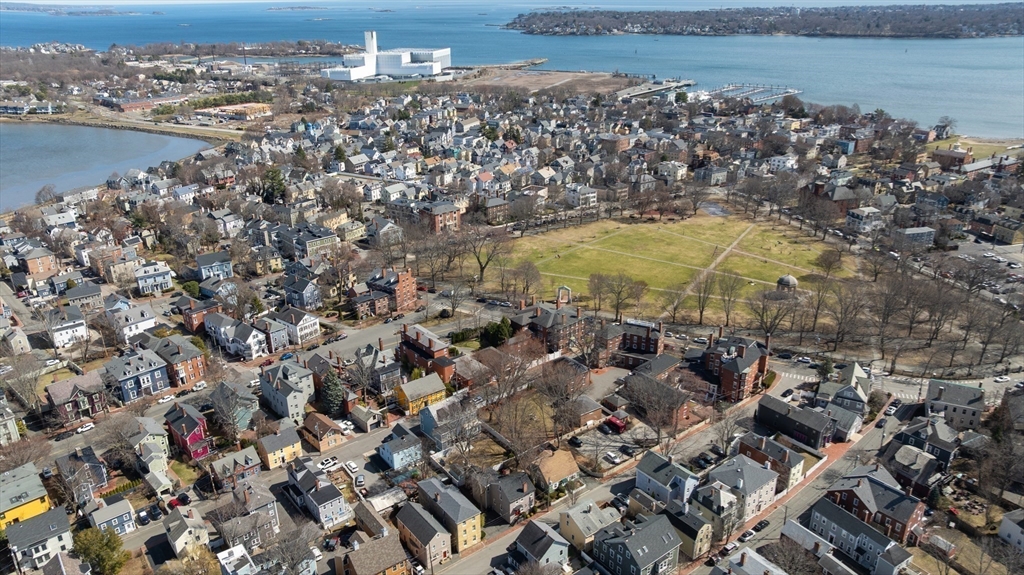 8 Mall Street