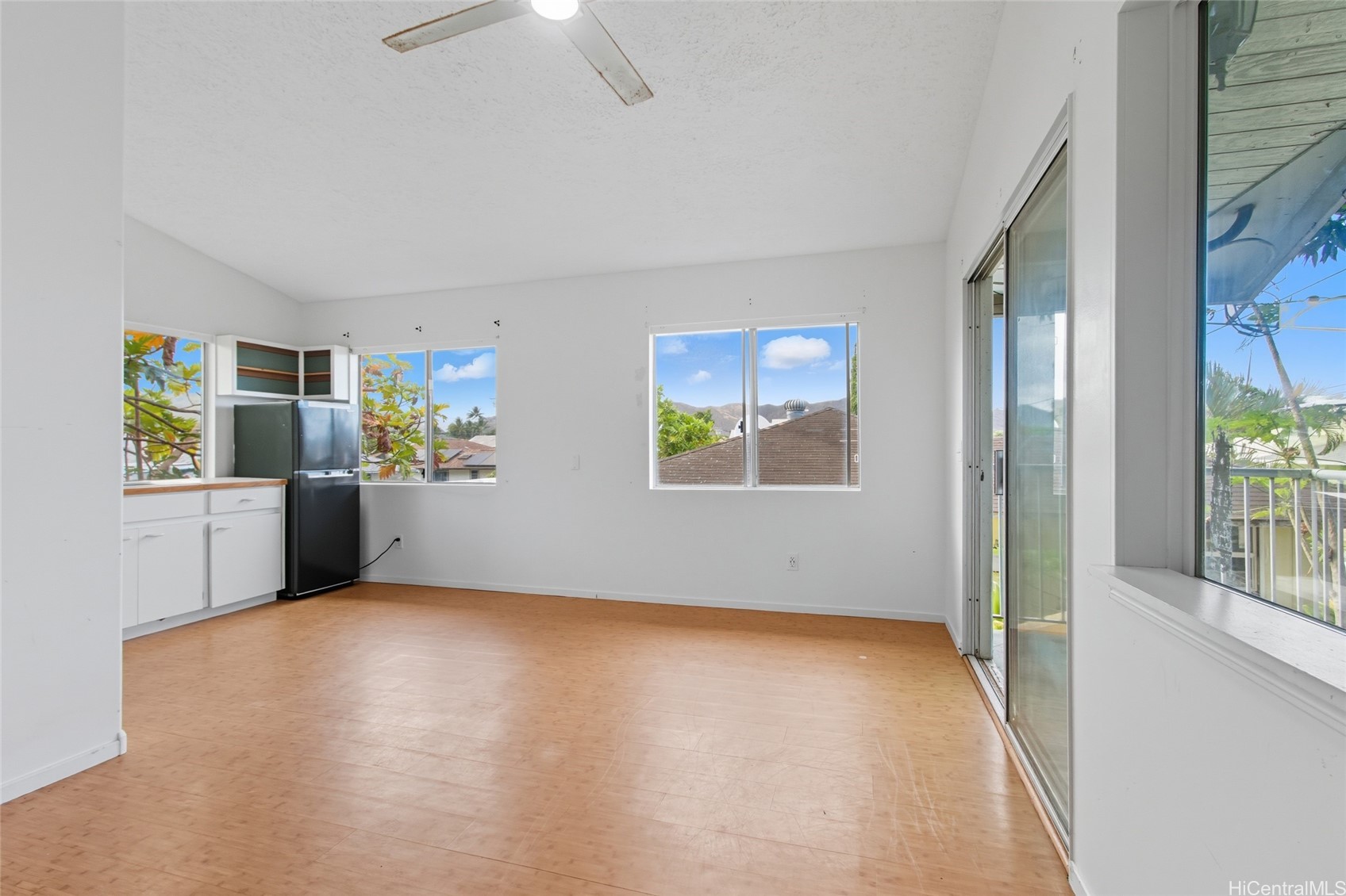 637 Kuaaina Way