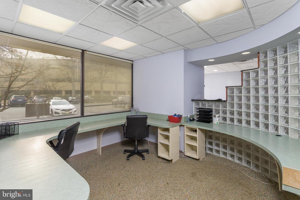8 QUAKERBRIDGE PLAZA