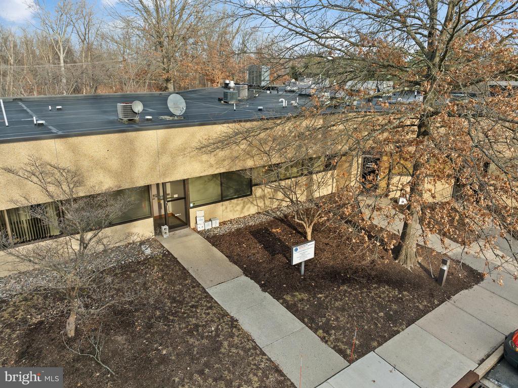 8 QUAKERBRIDGE PLAZA