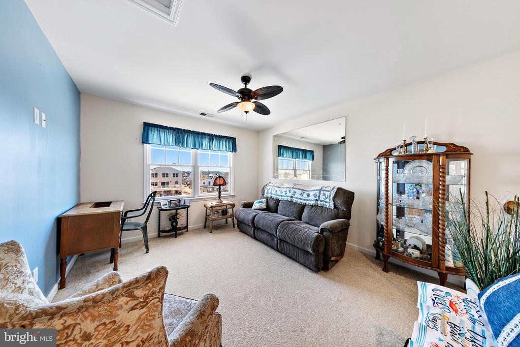 109 E POTOMAC DRIVE