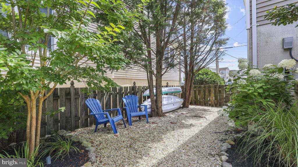21 W Bayberry Dr