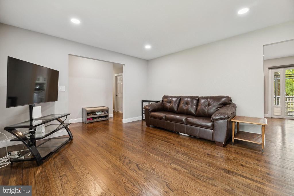 102 JAMESTOWN RD