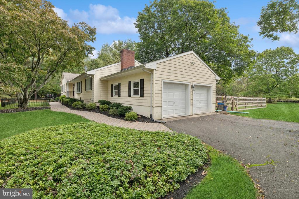 102 JAMESTOWN RD