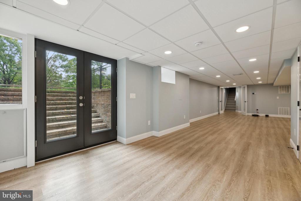 102 JAMESTOWN RD