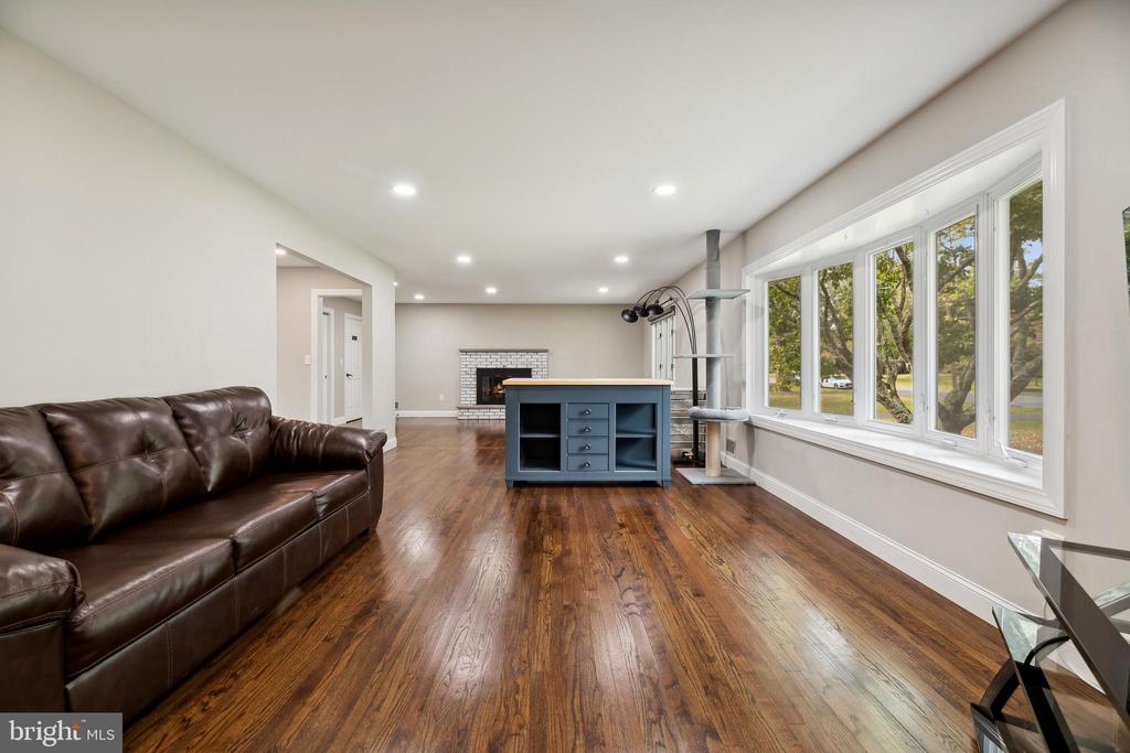 102 JAMESTOWN RD