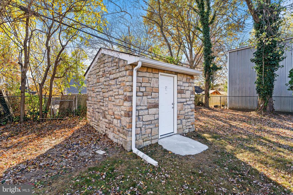 607 BENTON LANE