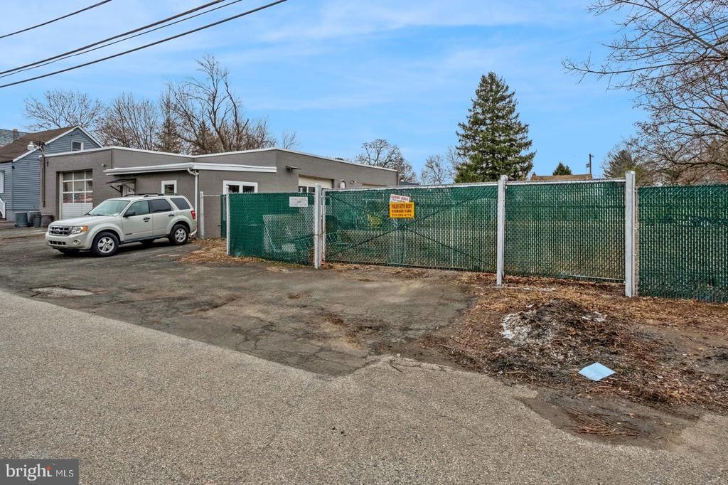 27 Brooks Ave