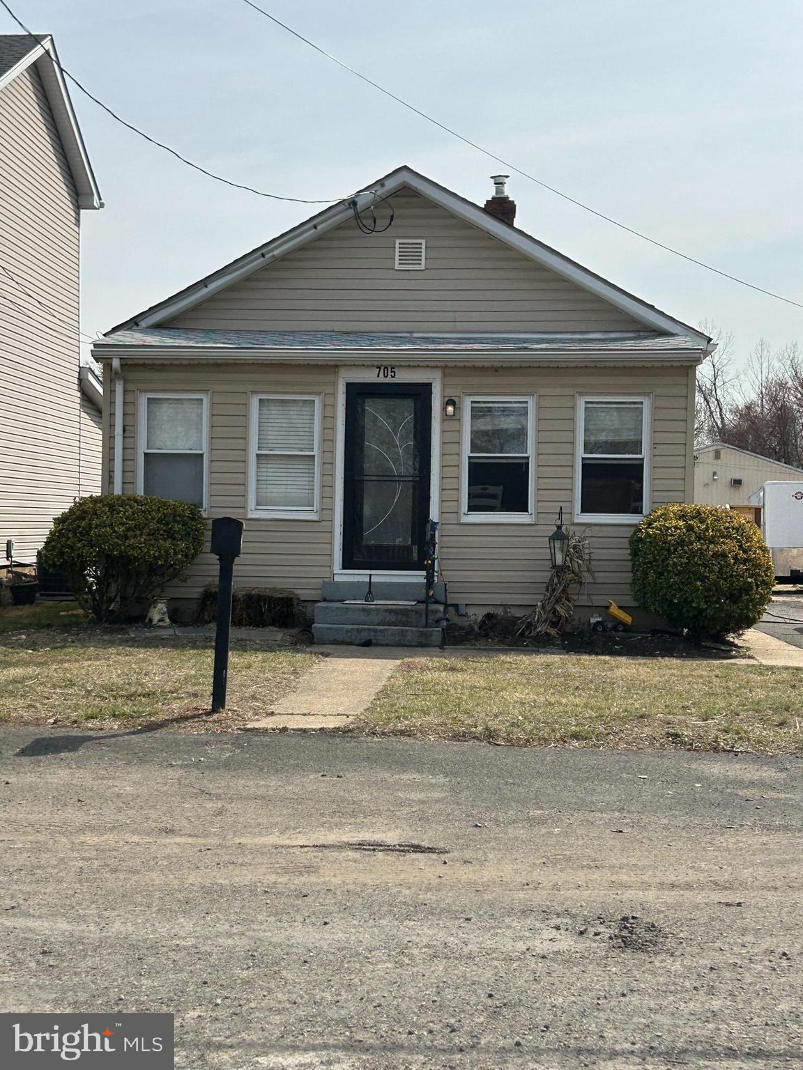 705 W Philadelphia Ave