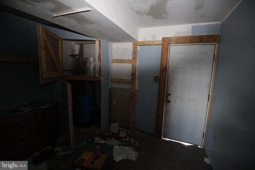 216 Lewis Ave