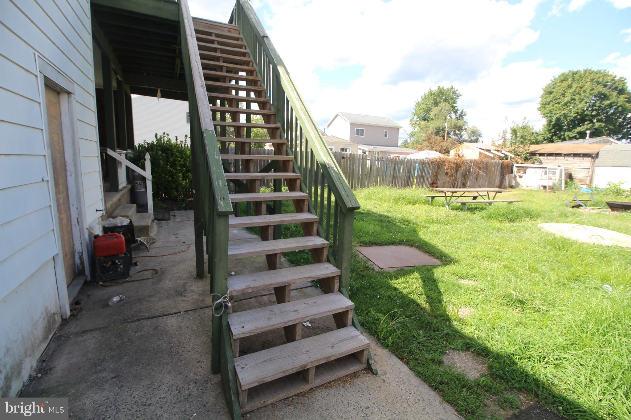 216 Lewis Ave
