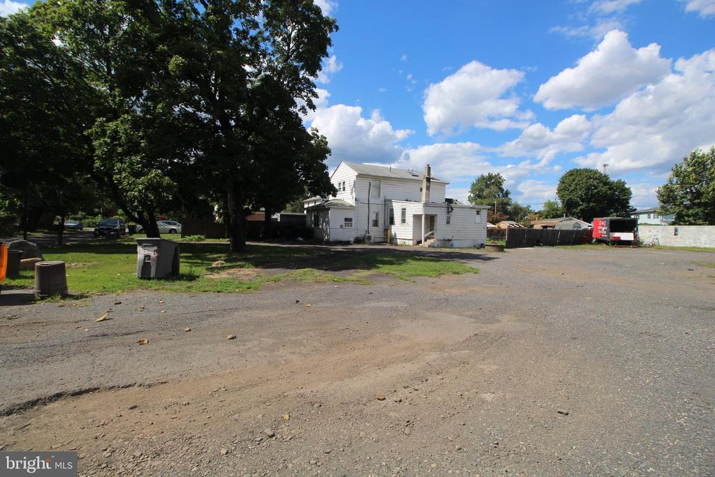 216 Lewis Ave