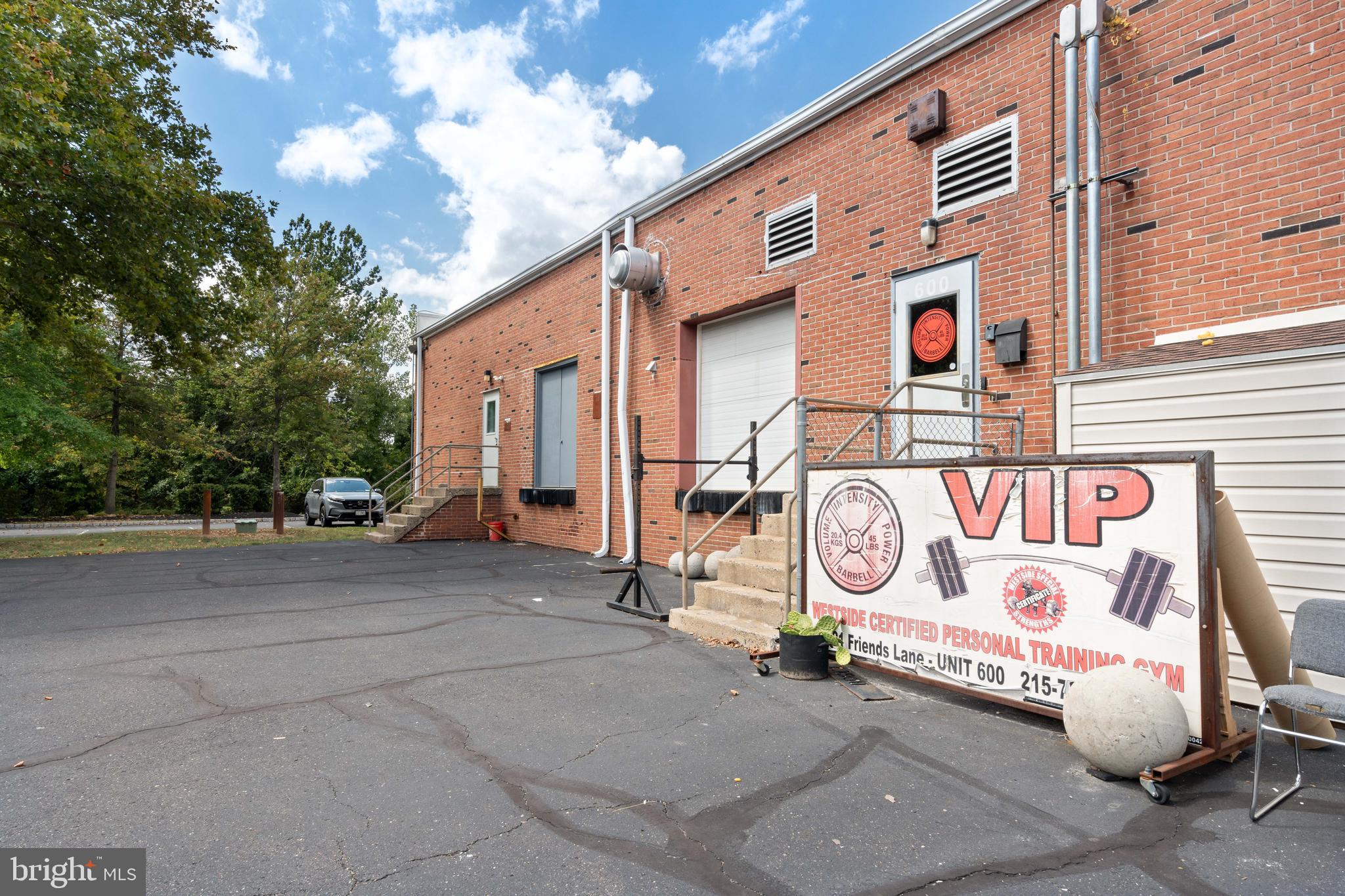 121 FRIENDS LANE 600