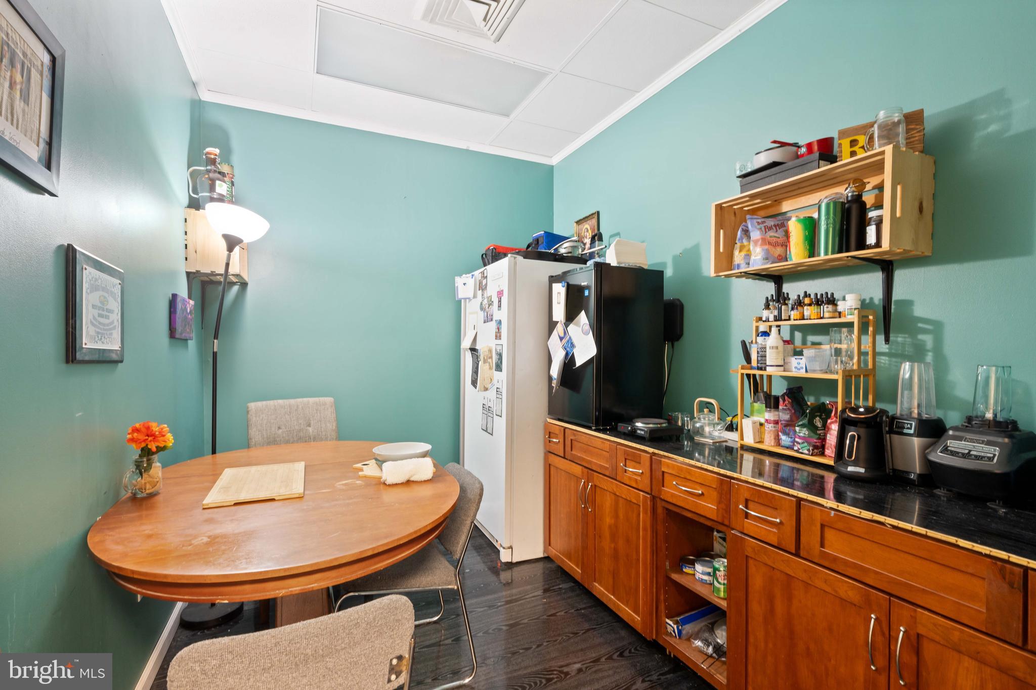 121 FRIENDS LANE 600