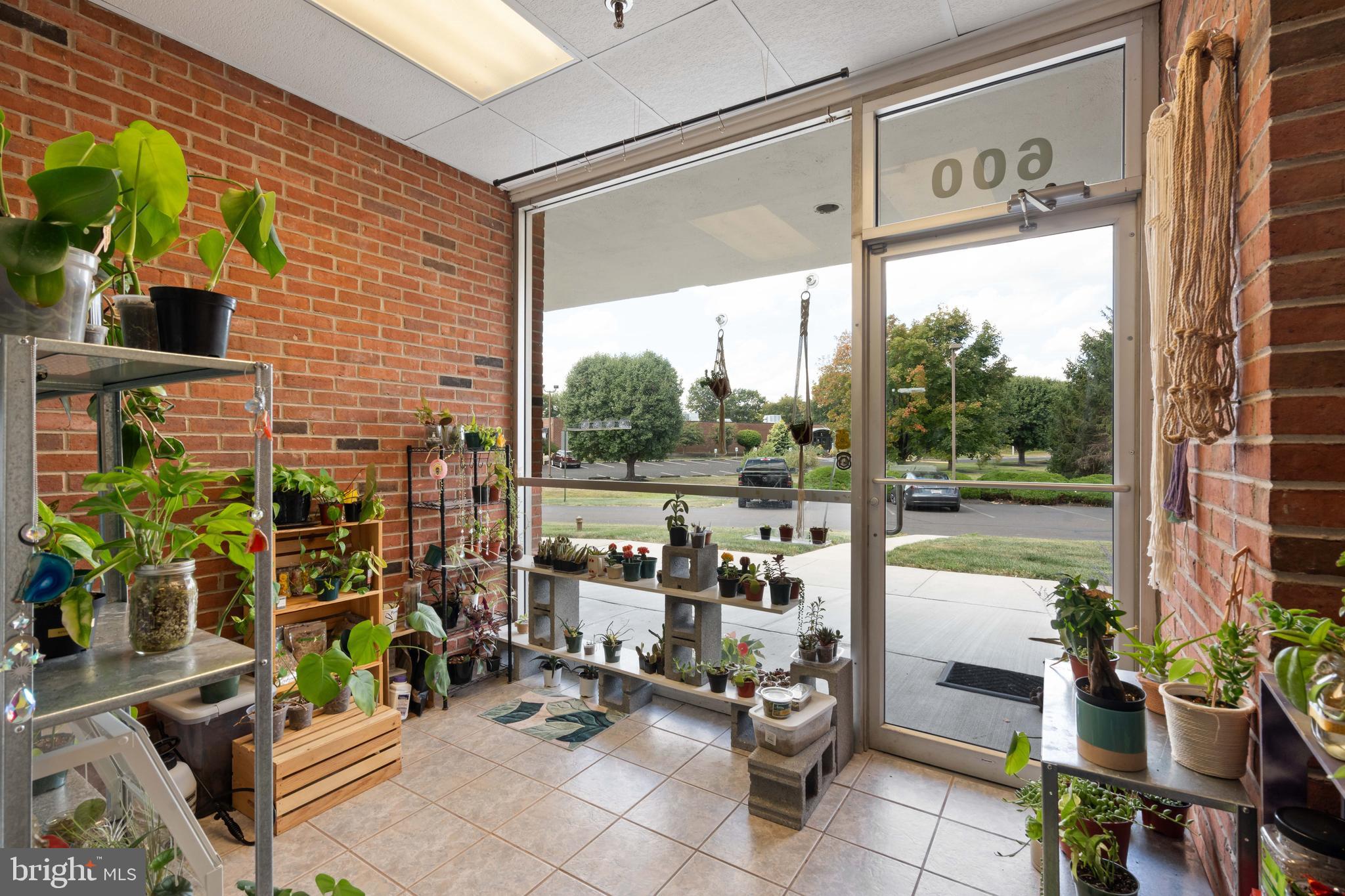 121 FRIENDS LANE 600