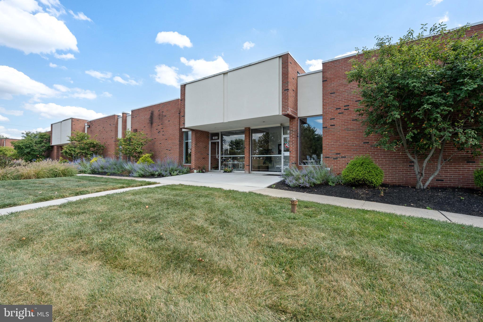 121 FRIENDS LANE 600