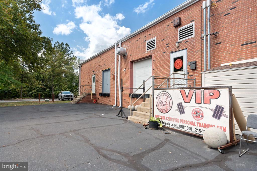 121 FRIENDS LANE 600