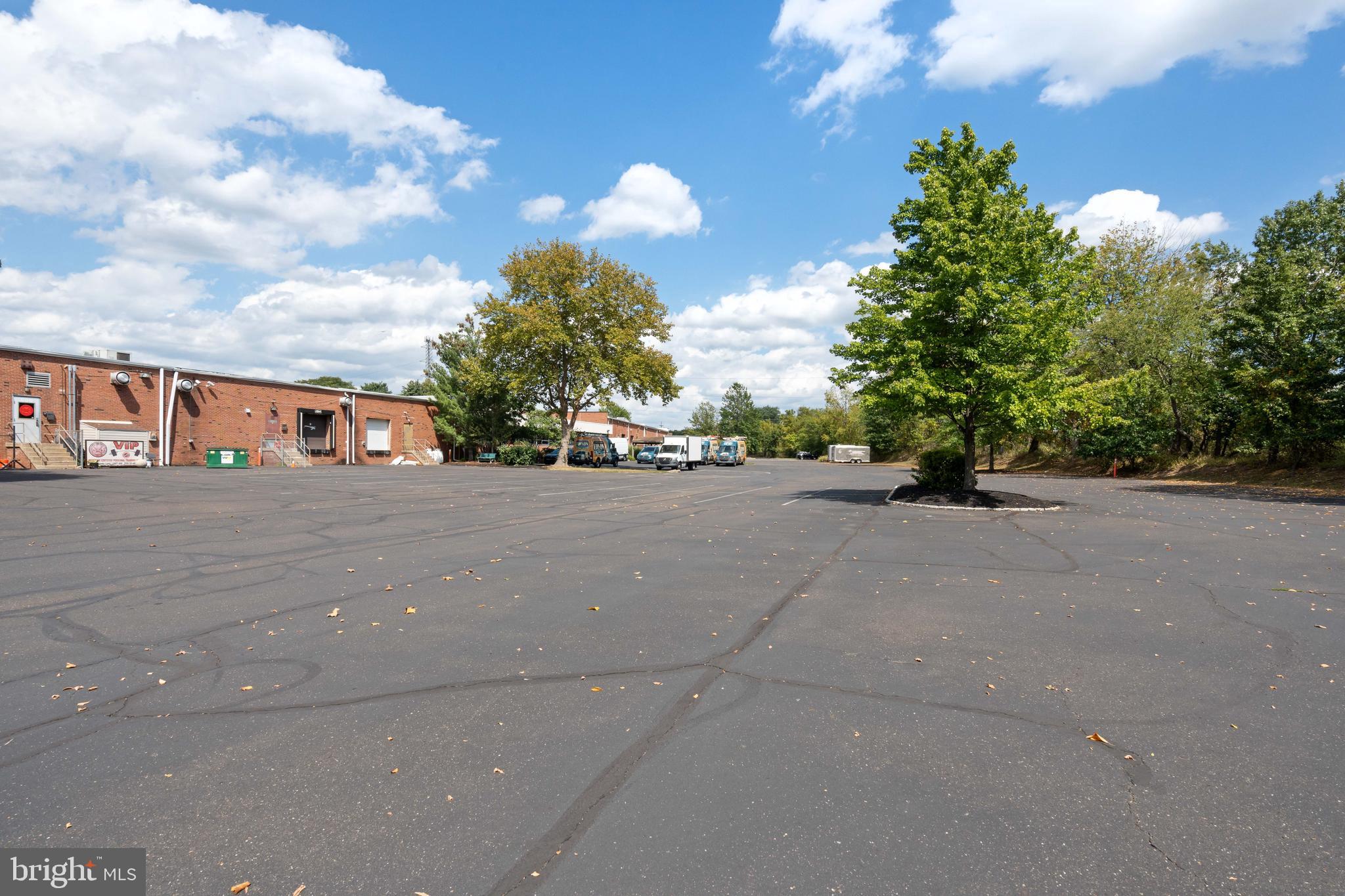 121 FRIENDS LANE 600