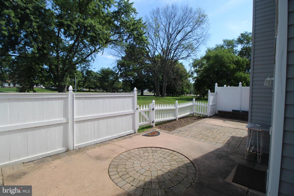 681A ROSE HOLLOW DRIVE
