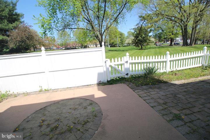 681A ROSE HOLLOW DRIVE