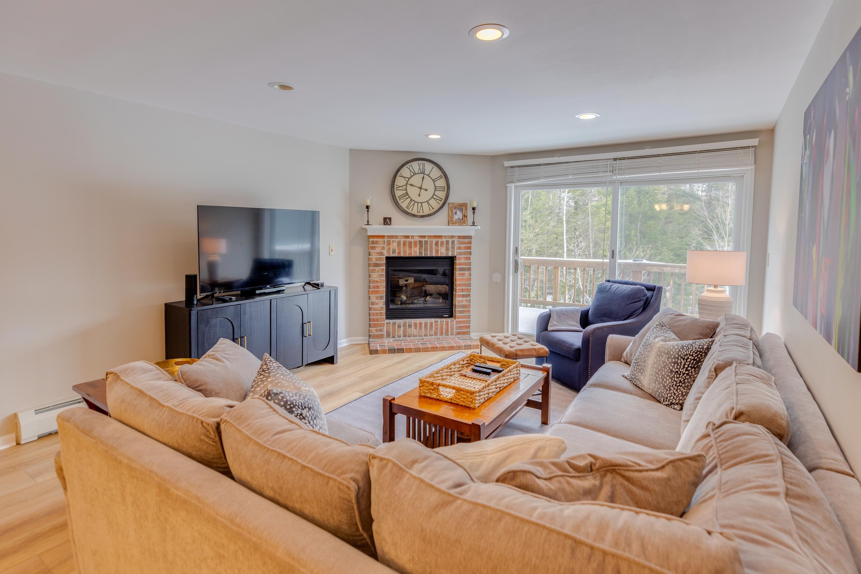 5 White Oak Lane Unit: Unit 8