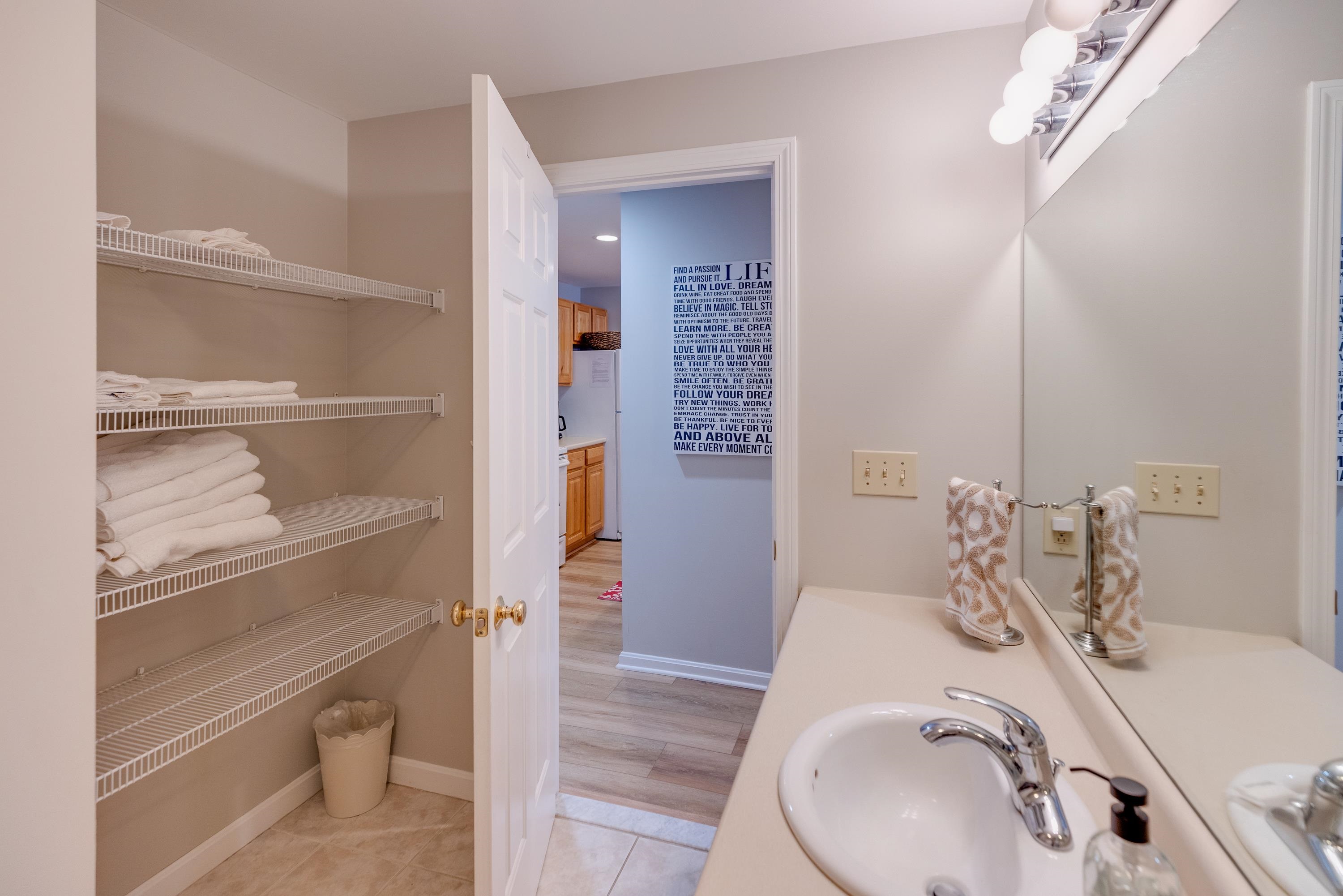 5 White Oak Lane Unit: Unit 8