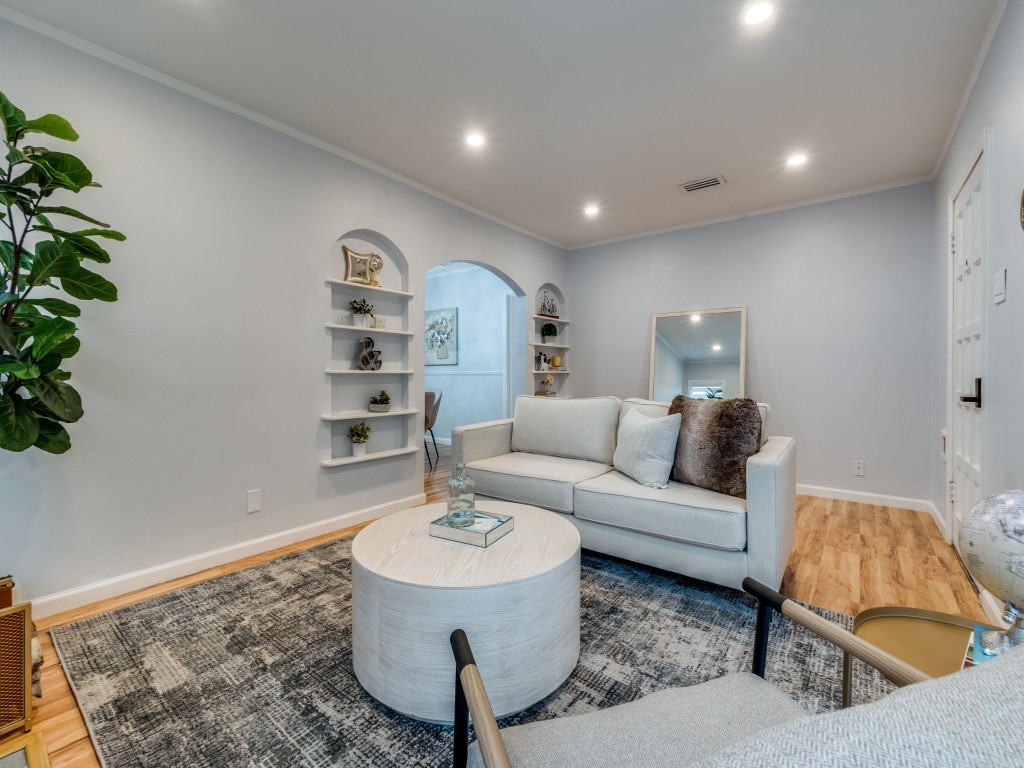 5739 Ellsworth Avenue