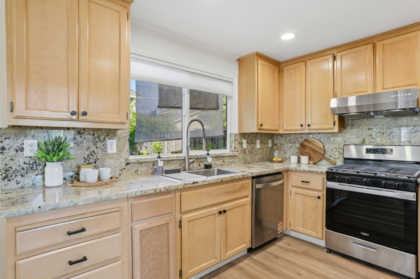 1916 Ridgemont DR
