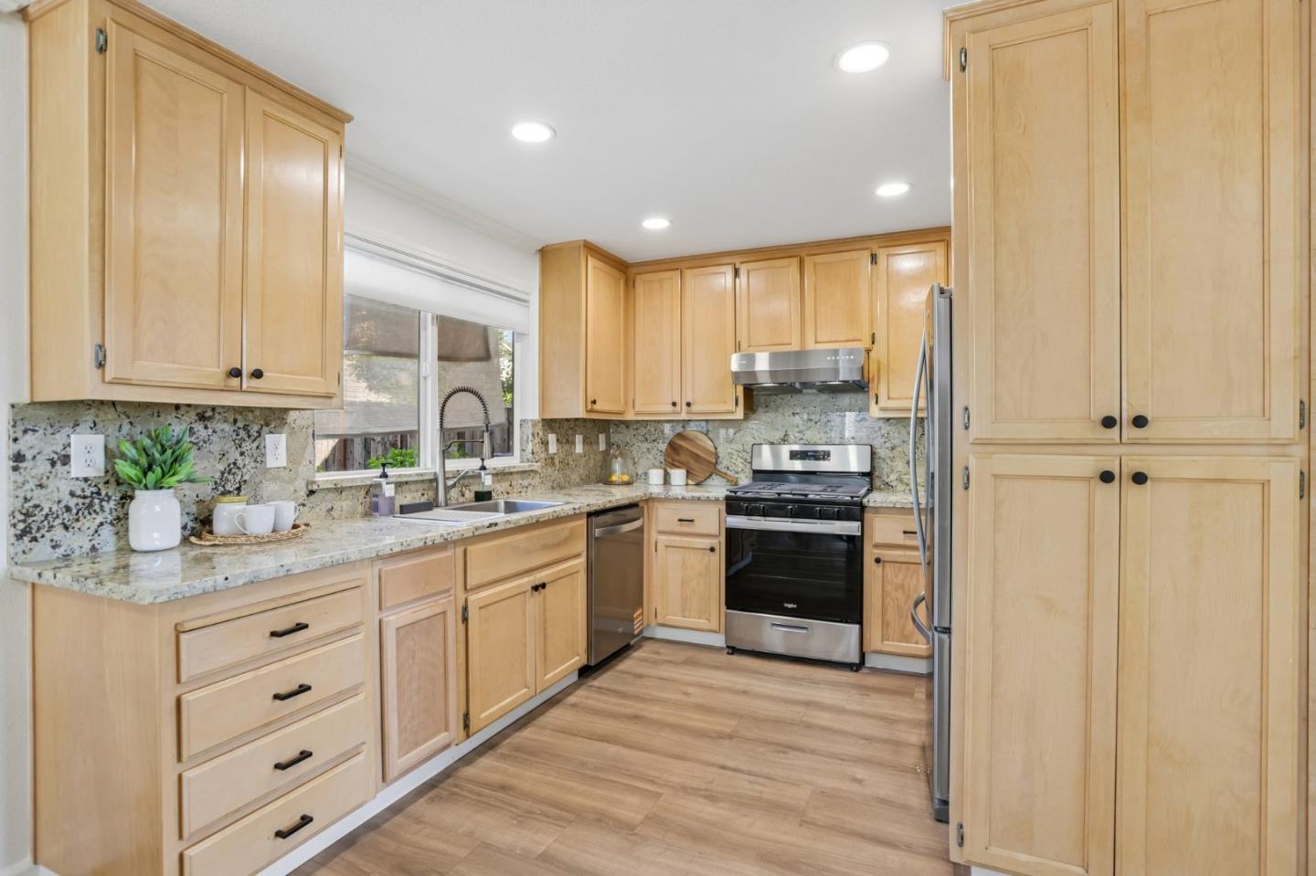 1916 Ridgemont DR