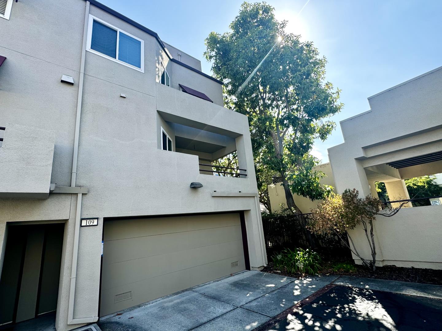 109 E Court LN
