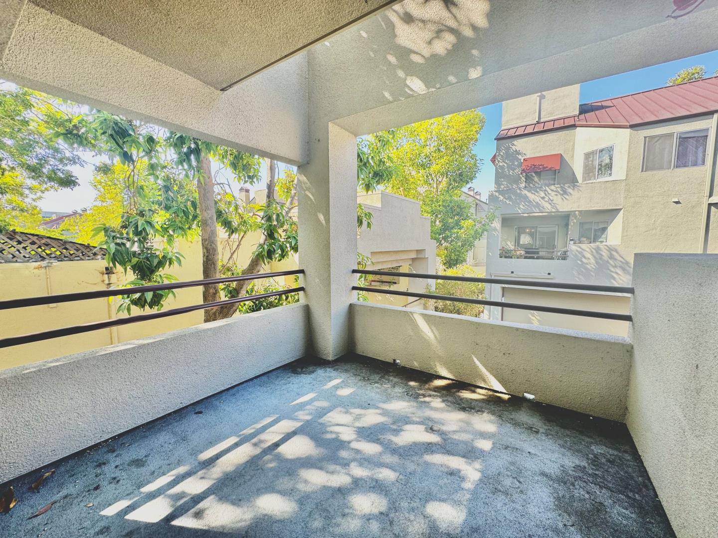109 E Court LN