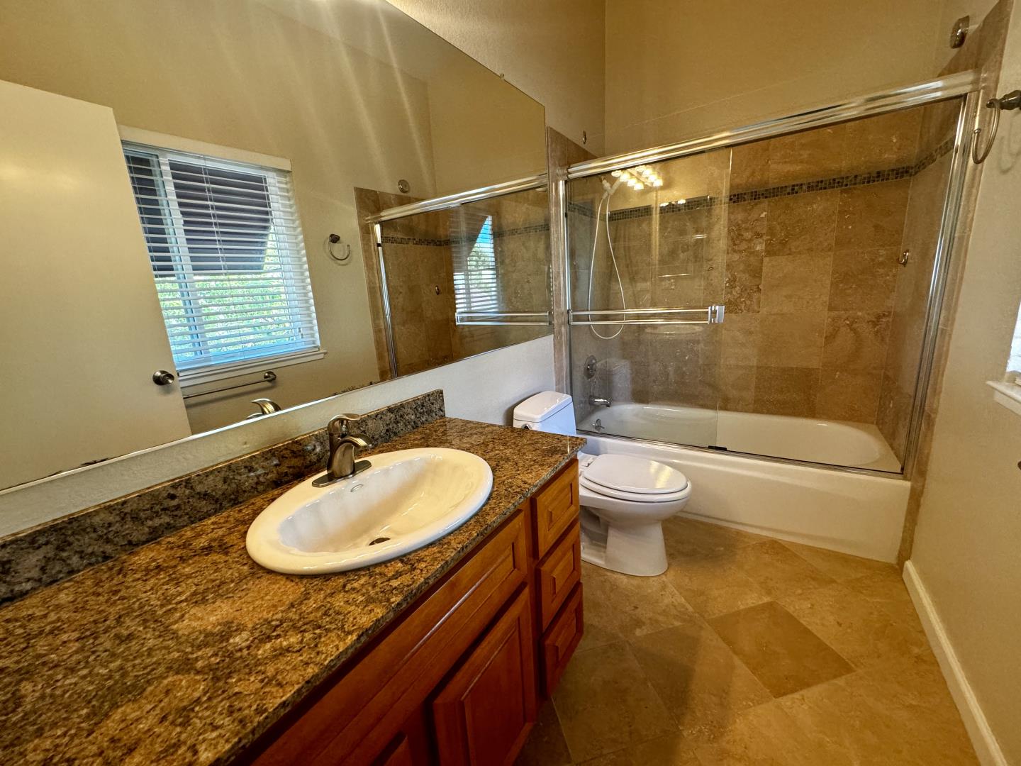 109 E Court LN
