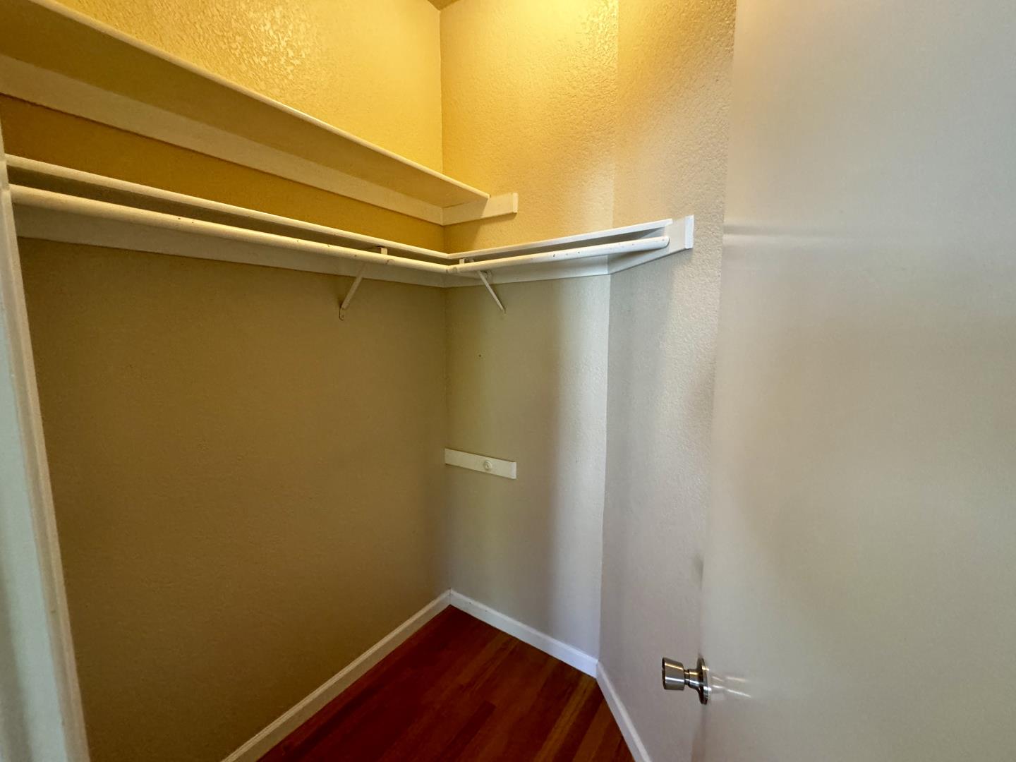 109 E Court LN